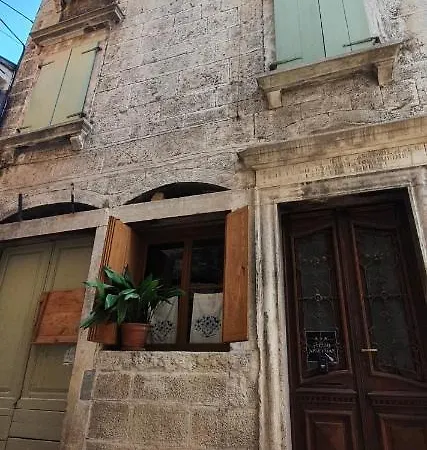 Palace Basilico 1580. ロヴィニ